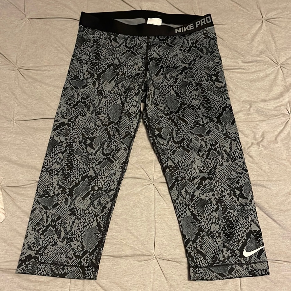 Nike pro crop leggings